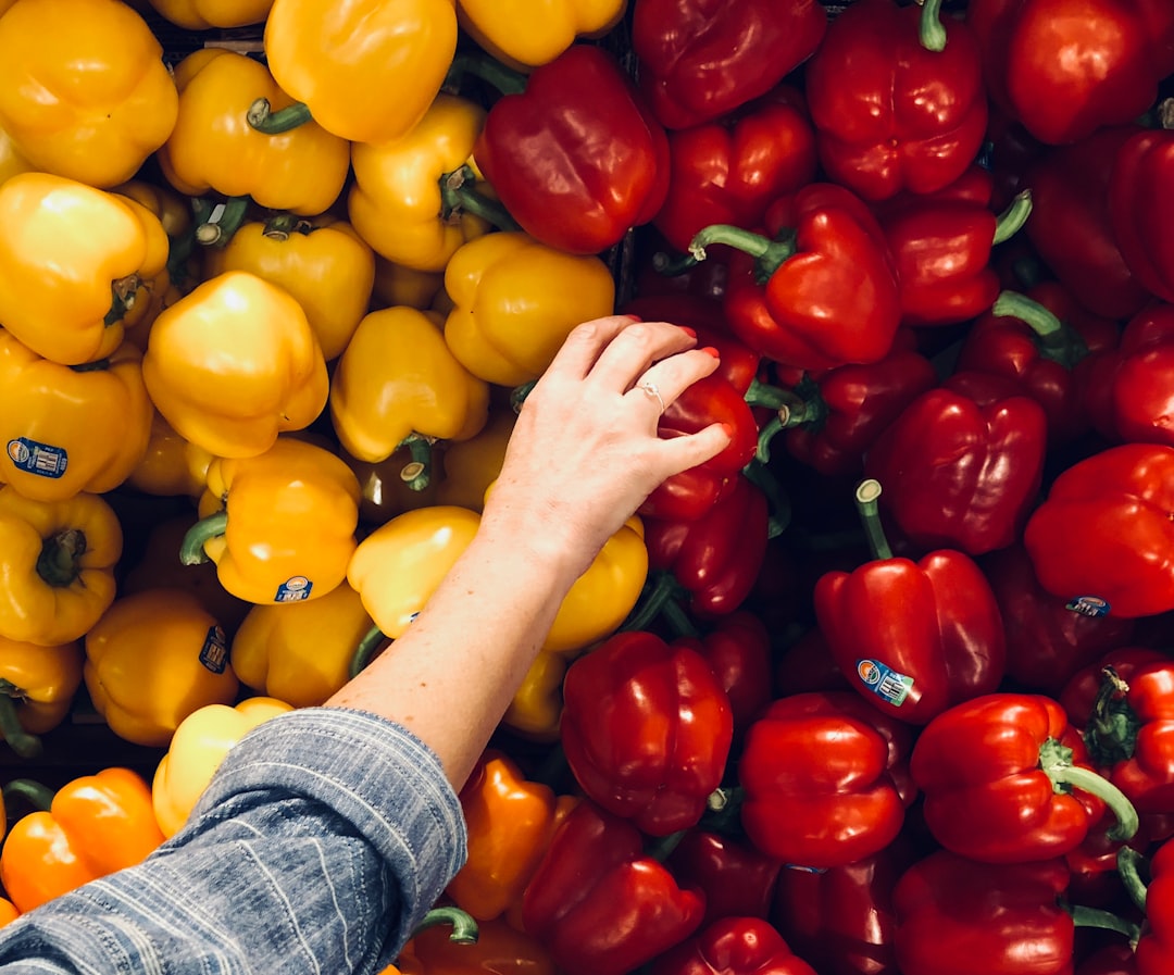 Werken in de supermarkt: wat je verdient, wanneer je betaald wordt en hoe het er echt aan toe gaat